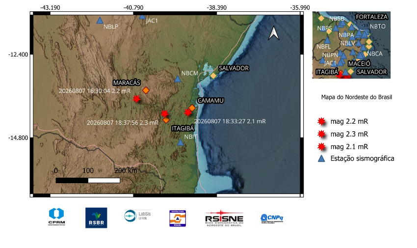 As estrelas vermelhas indicam os epicentros e as magnitudes preliminares dos eventos registrados.